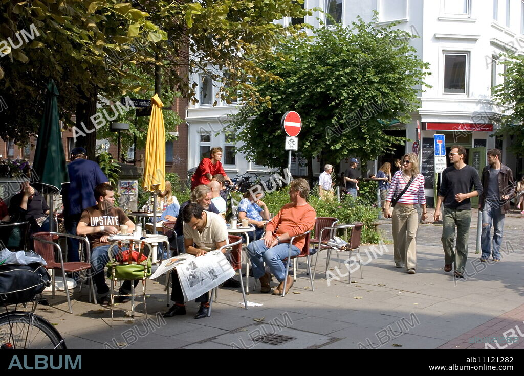 Cafe Unter den Linden on Lippmannstrasse in the trendy area of Schanzenviertel, St. Pauli, Hamburg, Germany, Europe.