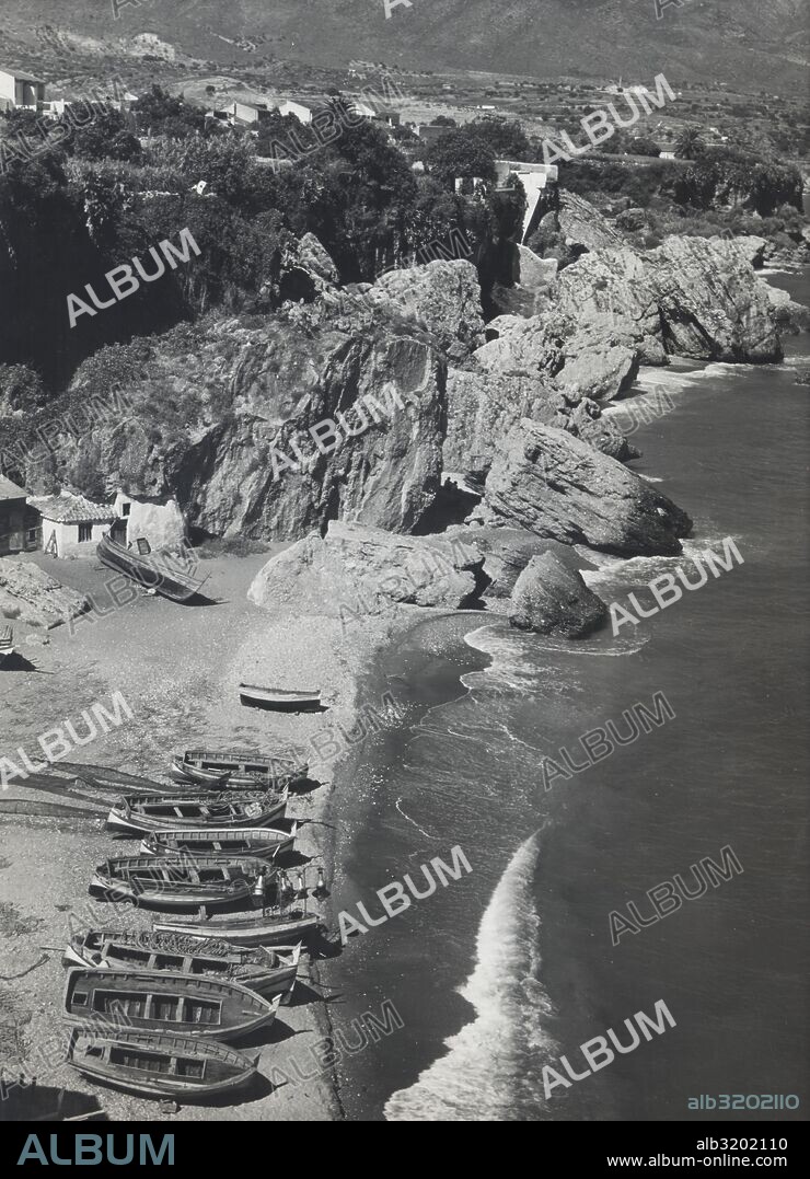 Andalucía. Málaga. Barcas de pesca varadas en la playa de Nerja. Años 1950.
