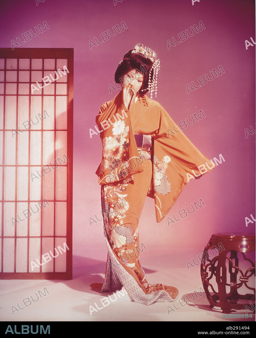 SHIRLEY MACLAINE in MY GEISHA, 1962, directed by JACK CARDIFF. Copyright PARAMOUNT PICTURES.