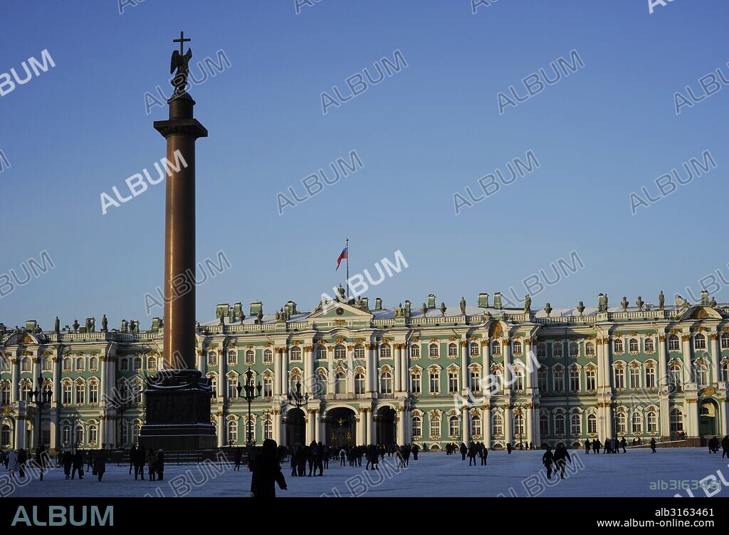 RUSIA. SAN PETERSBURGO. Vista de la Plaza del Palacio, con el edificio el Palacio de Invierno, hoy Museo del Hermitage (The State Hermitage Museum). En primer término, la columna de Alejandro, obra de Auguste Montferrand erigida en 1834 en honor de Alejandro I.
