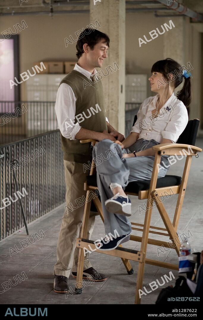 JOSEPH GORDON-LEVITT and ZOOEY DESCHANEL in [500] DAYS OF SUMMER, 2009, directed by MARC WEBB. Copyright FOX SEARCHLIGHT PICTURES.