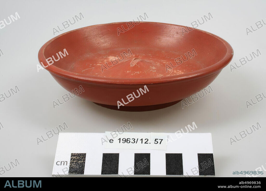 Plate of terra sigillata, form Drag. 18, with stamp REDITI.M. (Reditus, Lezoux, Trajan-Antoninus), plate, pottery, terra sigillata, h: 4,5 cm, diam: 17 cm, roman 98-161 AD, Netherlands, Gelderland, Geldermalsen, Geldermalsen, France.