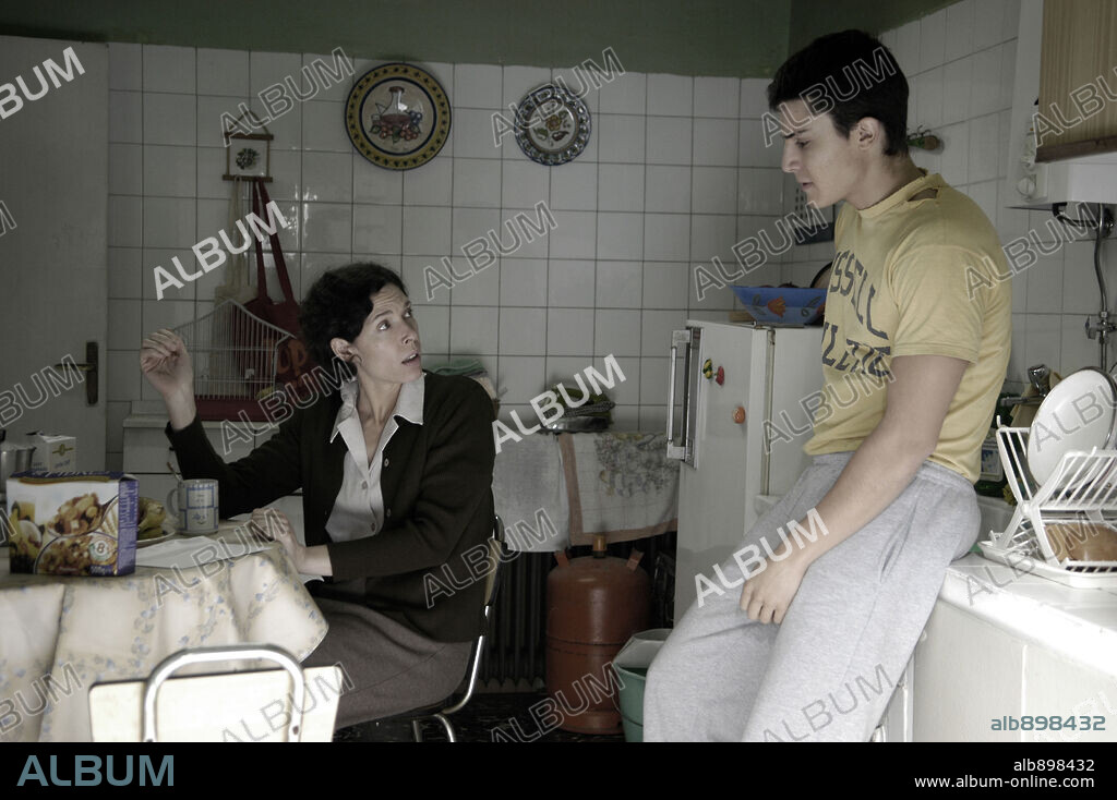 ALEX GONZALEZ and MARU VALDIVIELSO in SEGUNDO ASALTO, 2005, directed by DANIEL CEBRIAN. Copyright AIETE-ARIANE FILMS / NIETO, MATIAS.