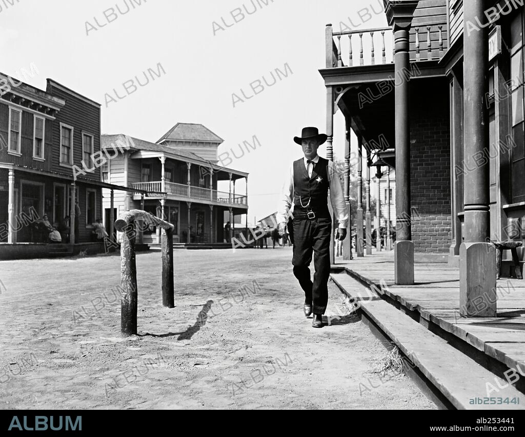 GARY COOPER in HIGH NOON, 1952, directed by FRED ZINNEMANN. Copyright STANLEY KRAMER CO./UNITED ARTISTS.