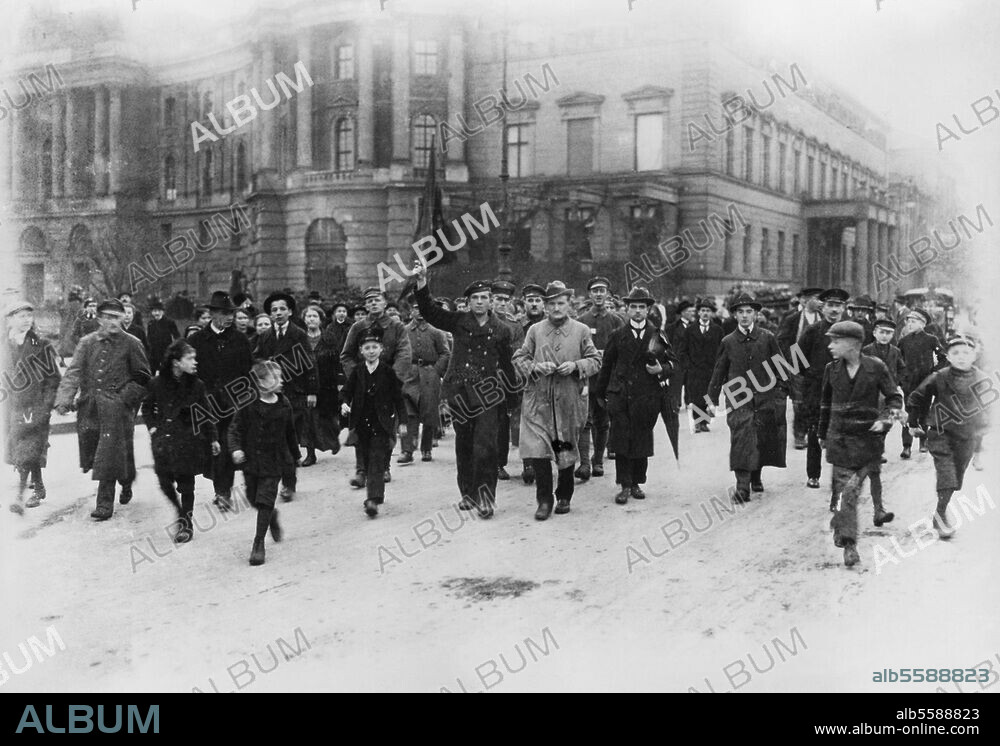 Novemberrevolution 1918:. Truppenteile schließen sich den Streikenden an, Berlin, 9. November 1918. Demonstrationszug Unter den Linden; im Hintergrund Alte Bibliothek und Palais Kaiser Wilhelms. Foto, 9.11.1918 (Gebr. Haeckel). Berlin, Sammlung Archiv für Kunst und Geschichte.