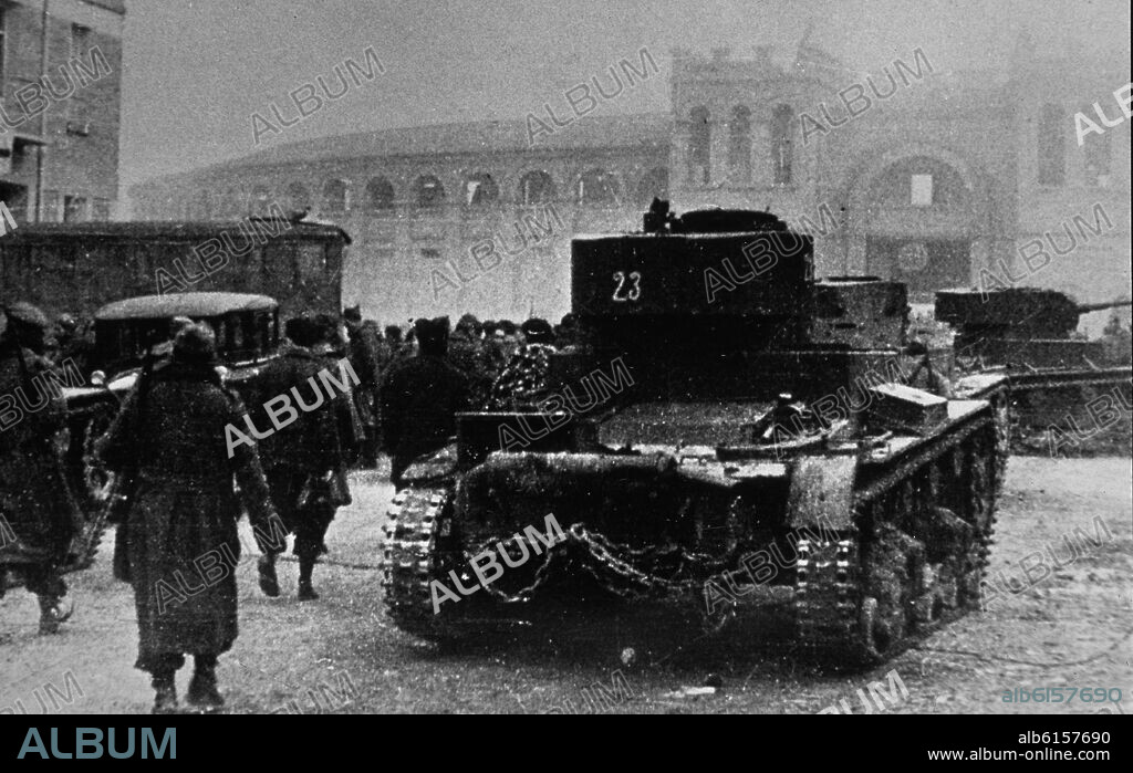 GUERRA CIVIL - CARROS REPUBLICANOS T-26 FRENTE A LA PLAZA DE TOROS DE TERUEL - ENERO DE 1938.