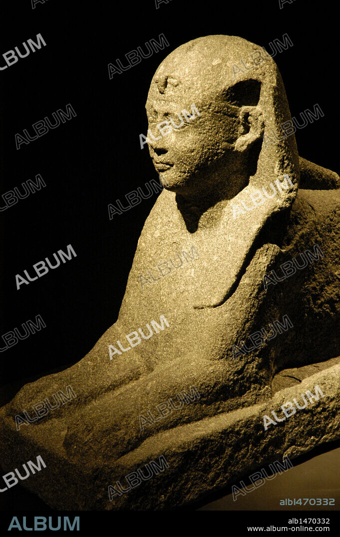 ARTE EGIPCIO. EGIPTO. ESFINGE DE PTOLOMEO XII NEO DIONISO (AULETES), faraón egipcio, padre de Cleopatra VII. PERIODO PTOLEMAICO. Exposición temporal "Tesoros sumergidos de Egipto" (Egypt's Sunken Treasures), objetos hallados en las excavaciones submarinas en Alejandría. MUSEO MARTIN GROPIUS. BERLIN. Alemania.