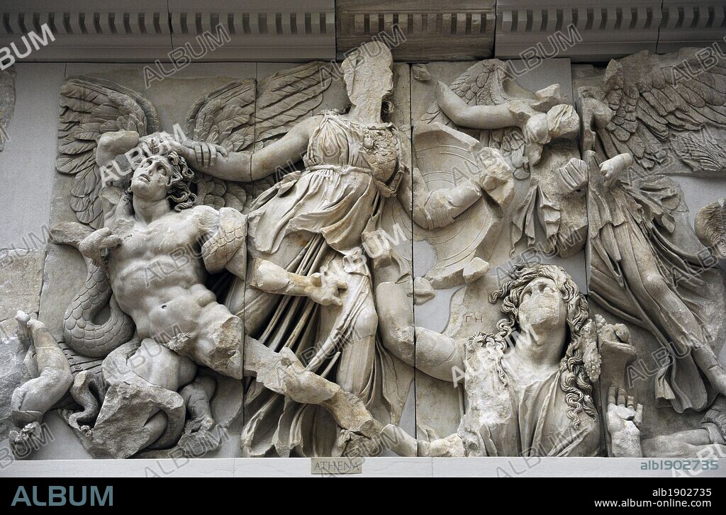 ARTE GRIEGO-HELENISTICO. ASIA MENOR. "ALTAR DE ZEUS O ALTAR DE PERGAMO". Mármol y piedra caliza. Fue construído por orden de Eumenes II Sóter (197-159 a. C.), entre los años 164 y 156 a. C. Los relieves fueron realizados por artistas de la escuela de Pérgamo, en estio Helénico barroco. FRISO ORIENTAL: "Atenea sujeta por la cabellera al gigante Alcioneo, mientras su madre, Gea, sale de la tierra, desesperada, ante la inminente muerte de su hijo. A su lado la Nike alada". Lucha entre dioses y gigantes. Gigantomaquia. S. II a. C. Museo de Pérgamo (Islas de los Museos). Berlín. Alemania. Europa.