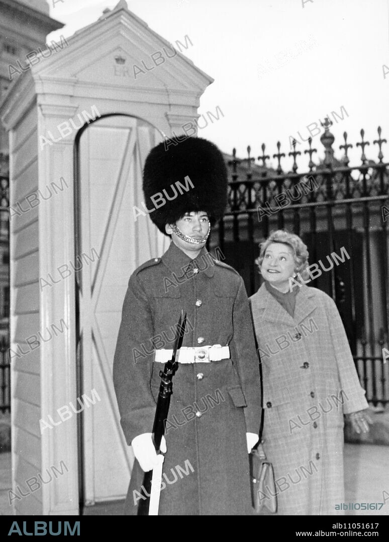 Scala - totally crazy, German feature film from 1958, directed by Erik Ode, picture: Grethe Weiser during filming in London, here next to a guard, aka Grenadier Guard, at the fence in front of Buckingham Palace.
