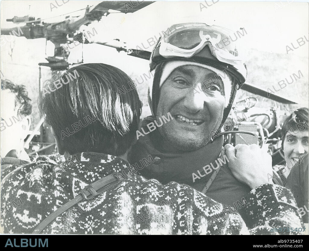Naranjo de Bulnes (Asturias), febrero de 1970. Rescate de los alpinistas Gervasio Lastra y José Luis Arrabal. En la imagen, Alfonso Alonso «Alfonsín» llora de emoción tras haber conseguido hacer entrega de una bolsa con alimentos a los dos montañeros atrapados en el Naranjo.