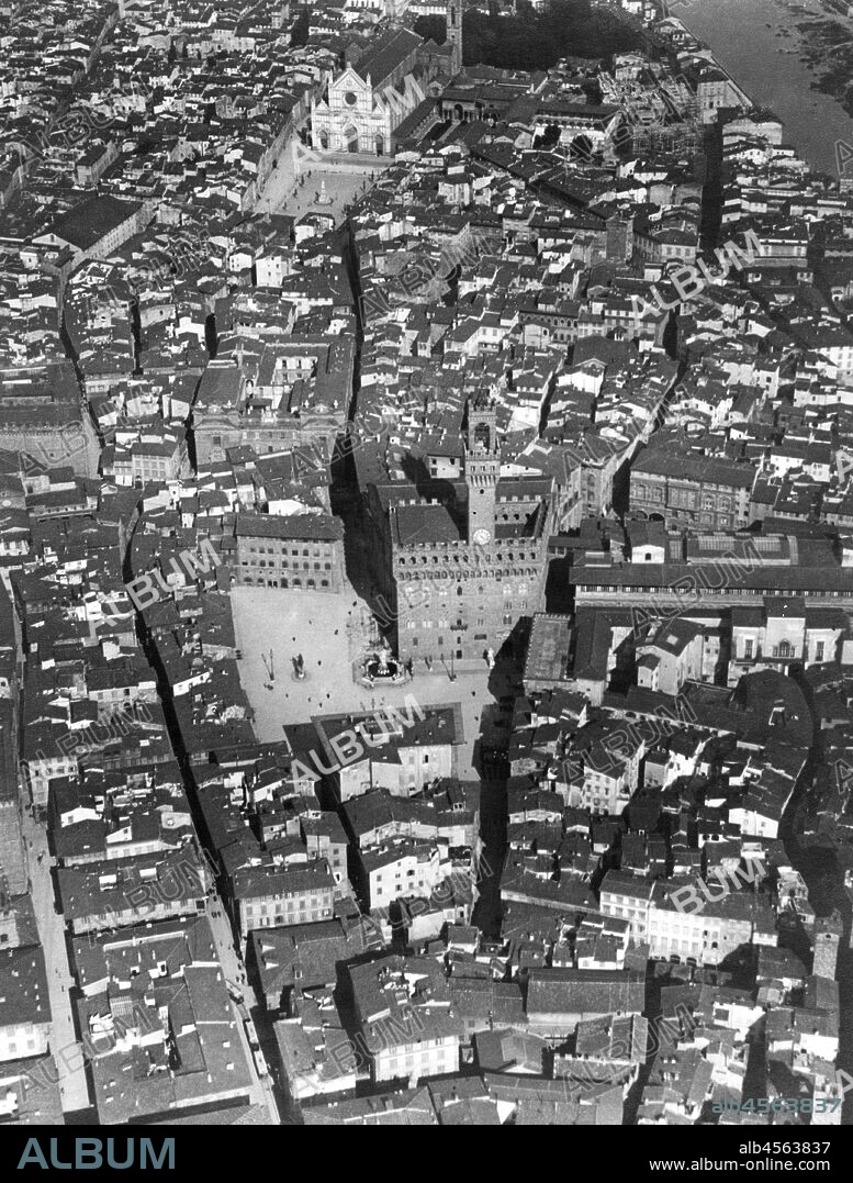 Tuscany. Florence. aerial view of Piazza della Signoria. Palazzo Vecchio and Santa Croce. 1910-20.