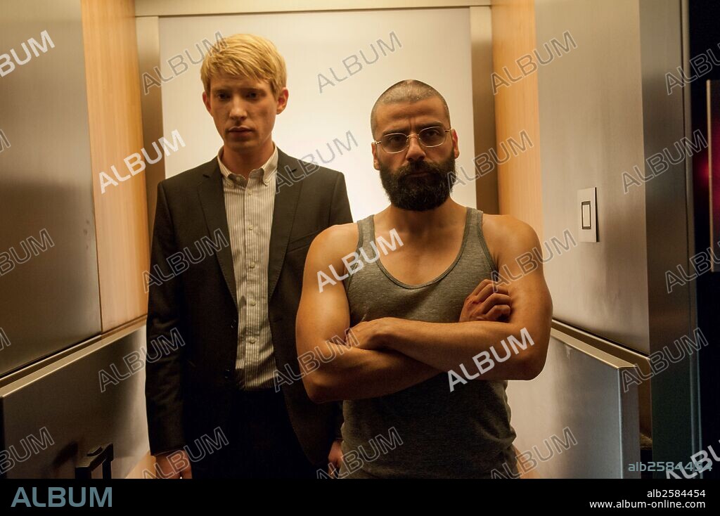 DOMHNALL GLEESON y OSCAR ISAAC en EX MACHINA, 2015, dirigida por ALEX GARLAND. Copyright DNA FILMS.
