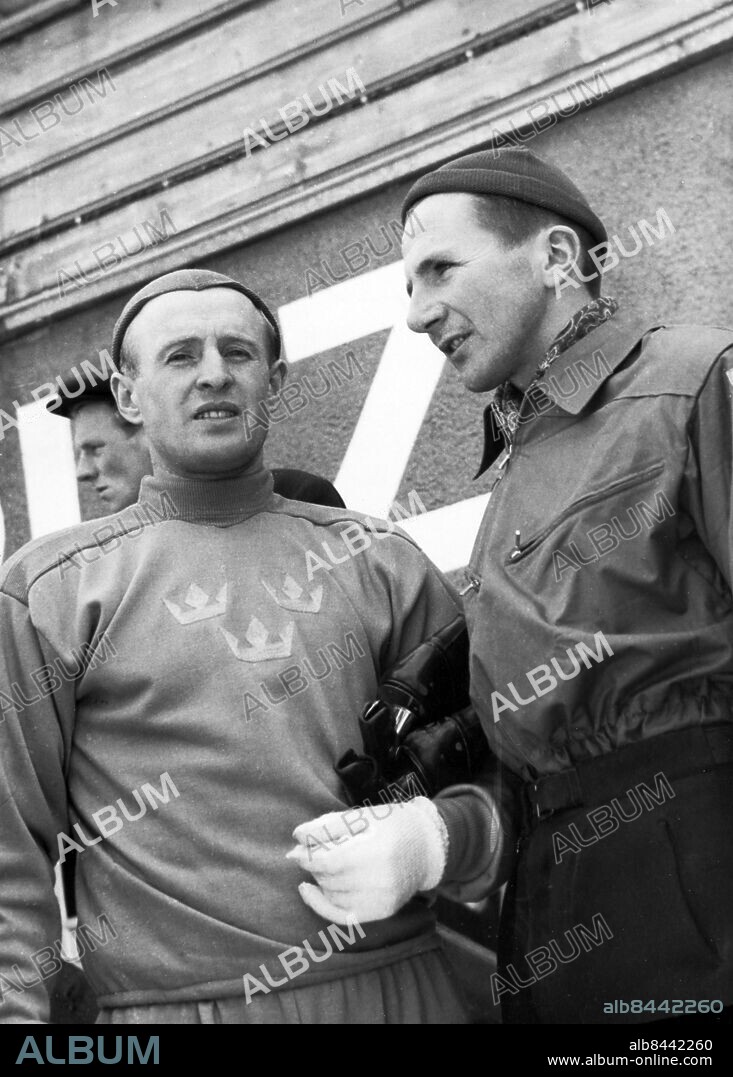 SCHWEIZ SANKT MORITZ 1948-01.. Orig. bildtext... FRÅN ST. MORITZ. Göthe Hedlund och Nisse Karlsson, två av den svenska truppens starkaste medaljaspiranter, på Isstadions åskådarläktare. Anm. Skidåkare Skridskoåkare Samtal Gemenskap CD355 persons: NILS MORA-NISSE KARLSSON;GÖTHE HEDLUND sites: SCHWEIZ;SANKT MORITZ;SVERIGE*.