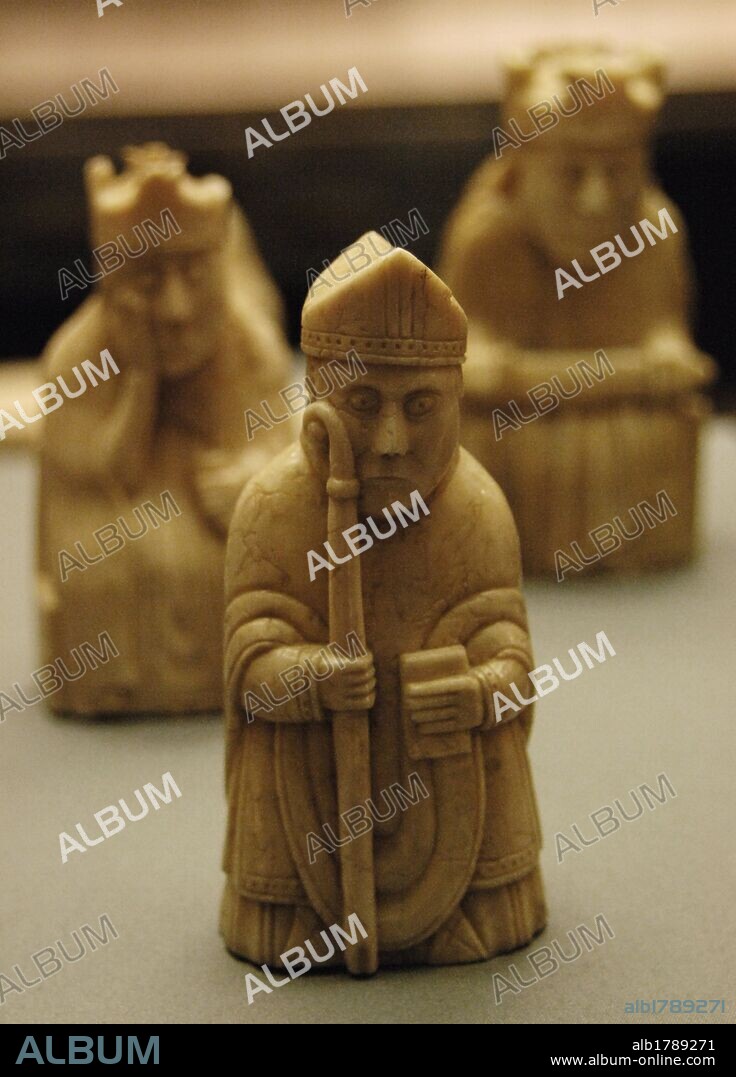 ARTE ROMANICO. PERIODO ANGLOSAJON. S. XI o XII. PIEZAS DE AJEDREZ LEWIS. Esculpidas en marfil de colmillos de morsa, fueron localizadas en la playa del municipio de Uig en al año 1831. ISLA DE LEWIS (HÉBRIDAS). Museo Británico. Londres. Inglaterra. Reino Unido.