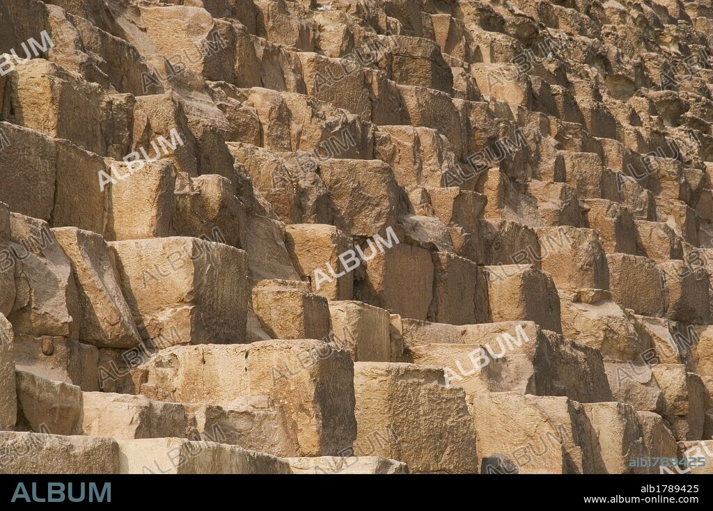 ARTE EGIPCIO. PIRAMIDE GI-C. Una de las tres pequeñas pirámides satélite de la Gran Pirámide de Jufu o Keops. Atribuida a HENUTSEN (2589 a. C-2566 a. C.) Reina del IMPERIO ANTIGUO (IV DINASTIA), madre de Kefrén y tercera esposa de Keops. La mejor conservada y construida según la técnica de tres escalones de tipo mastaba. Siglo XXVI a. C. Detalle de los BLOQUES DE PIEDRA CALIZA. Necrópolis de El Giza. Egipto.