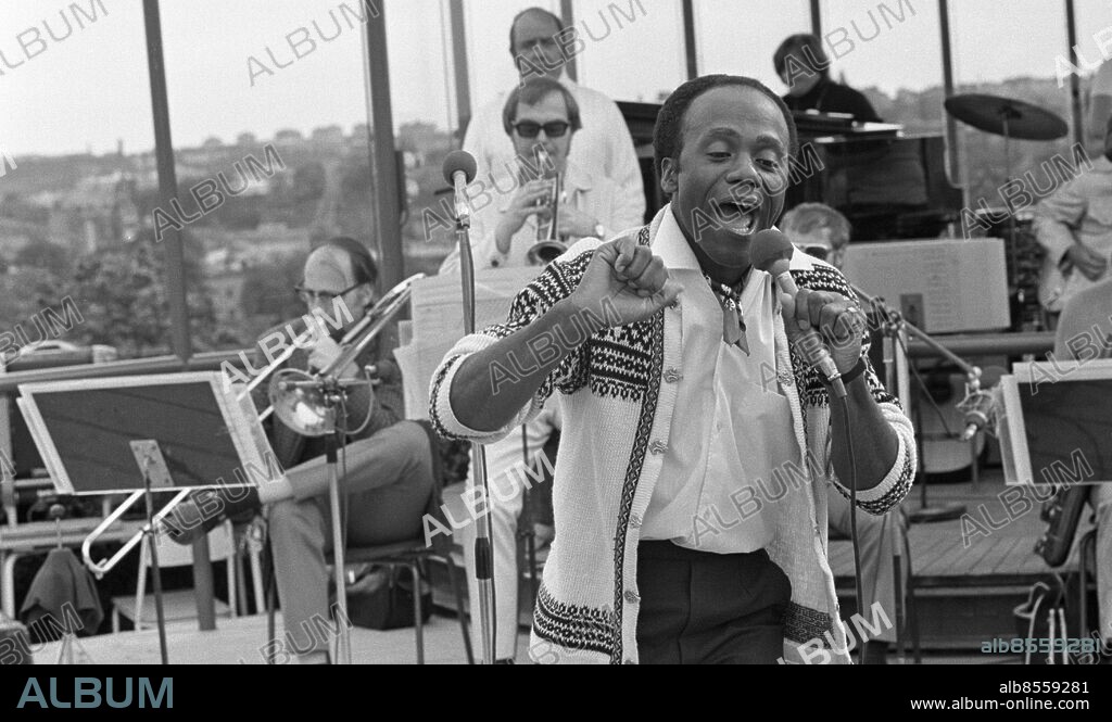 MIDSOMMARDANS FRÅN SOLLIDEN Sänt första gången midsommarafton 1971-06-25 Producent: Leonard Eek Stickade tröjor persons: ARTIE SHEPPARD sites: STOCKHOLM;SVERIGE;USA*.