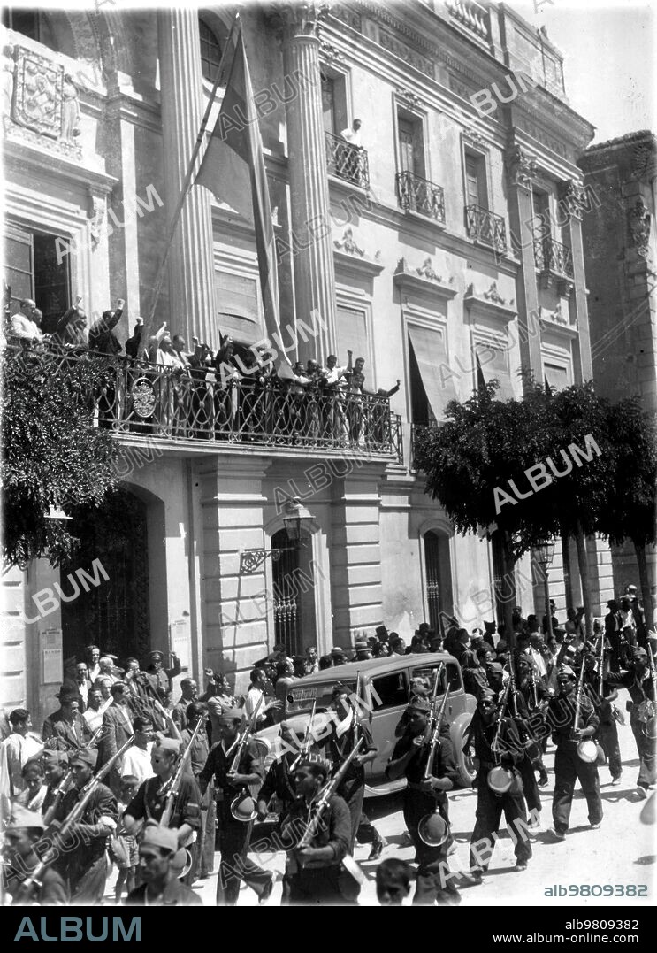 21 agosto 1936. Las Tropas Milicianas Desfilando por la puerta del ayuntamiento de Murcia, para Dirigirse al frente de Granada.