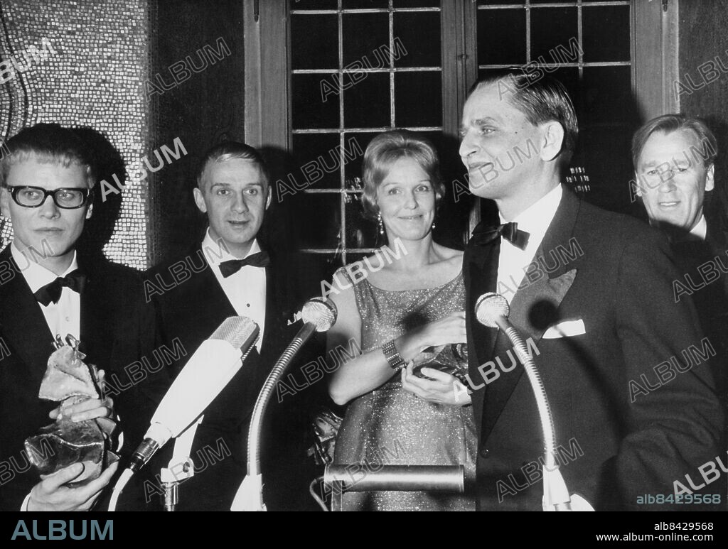 STOCKHOLM 1965-10.. Not. Sv. Filminstitutets Guldbaggar utdelas av Olof Palme till fr. v. Leif Furhammar (filmkritiker), Jarl Kulle, Eva Dahlbeck o. Arne Sucksdorff. Anm. Politiker Statsministrar Regissörer Leenden Prisutdelare Filmstjärnor Prismottagare Utmärkelser Prisutdelng CD229 persons: ARNE SUCKSDORFF;EVA DAHLBECK;JARL KULLE;LEIF FURHAMMAR;OLOF PALME sites: STOCKHOLM;SVERIGE.