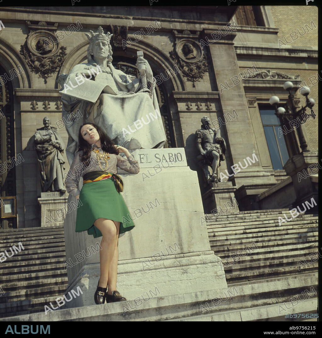 Madrid, 1970 (CA.). Una imagen de Massiel ante la Biblioteca Nacional.