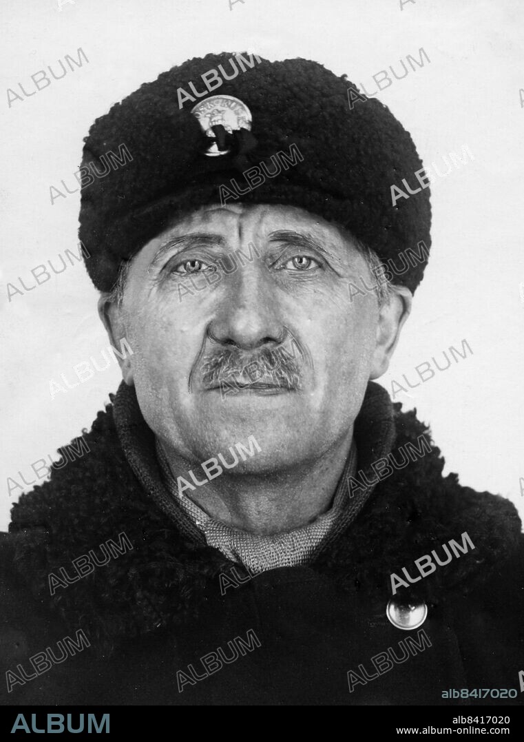 ARKIV 193203. Bildtext i DN: "Chaufför J.H. Lundberg, som körde fru von Sydow till Södra Blasieholmshamnen". 7 mars 1932 misshandlades finansmannen och häradshövdingen Hjalmar von Sydow till döds i hemmet tillsammans med två av sina anställda. Mördare var von Sydows son, Fredrik, som dagen därpå tog sitt eget och sin fru Inguns liv.. Foto: DN / Scanpix / Kod: 192. ** SVD OUT **.