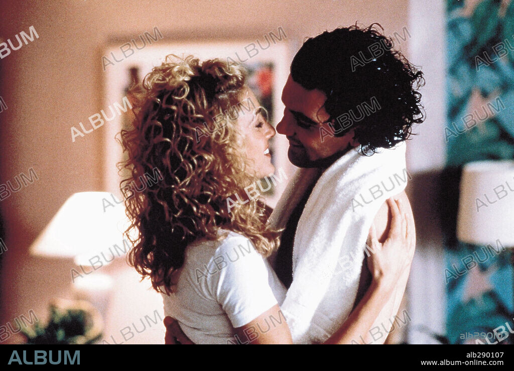 ANTONIO BANDERAS and SARAH JESSICA PARKER in MIAMI RHAPSODY, 1995, directed by DAVID FRANKEL. Copyright BUENA VISTA.