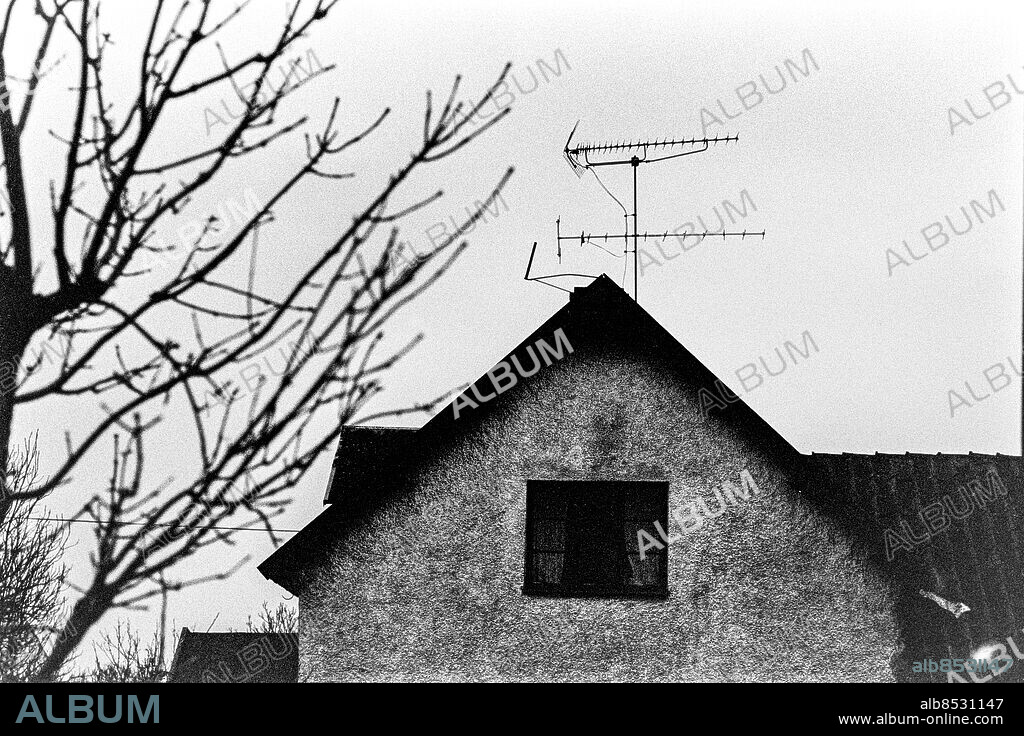 GOTLAND FÅRÖ 1973-01. Reportage om hur TV förändrat människornas liv på Fårö.. En TV-antenn på ett hus på Fårö.. Foto: Bertil S-son Åberg / RiR / SVT / Kod: 5600. Reportage publ. i RiR 16/73 sid. 4-6.. RiR 20758 sv/v neg   . Exteriör.