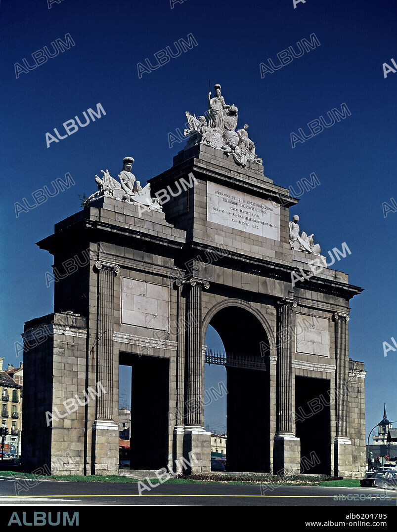 ANTONIO LÓPEZ AGUADO. PUERTA DE TOLEDO REALIZADA ENTRE 1817 Y 1826 - ESCULTURAS DE JOSE GINES RAMON BARBA Y VALERIANO SALVATIERRA  - NEOCLASICISMO ESPAÑOL.