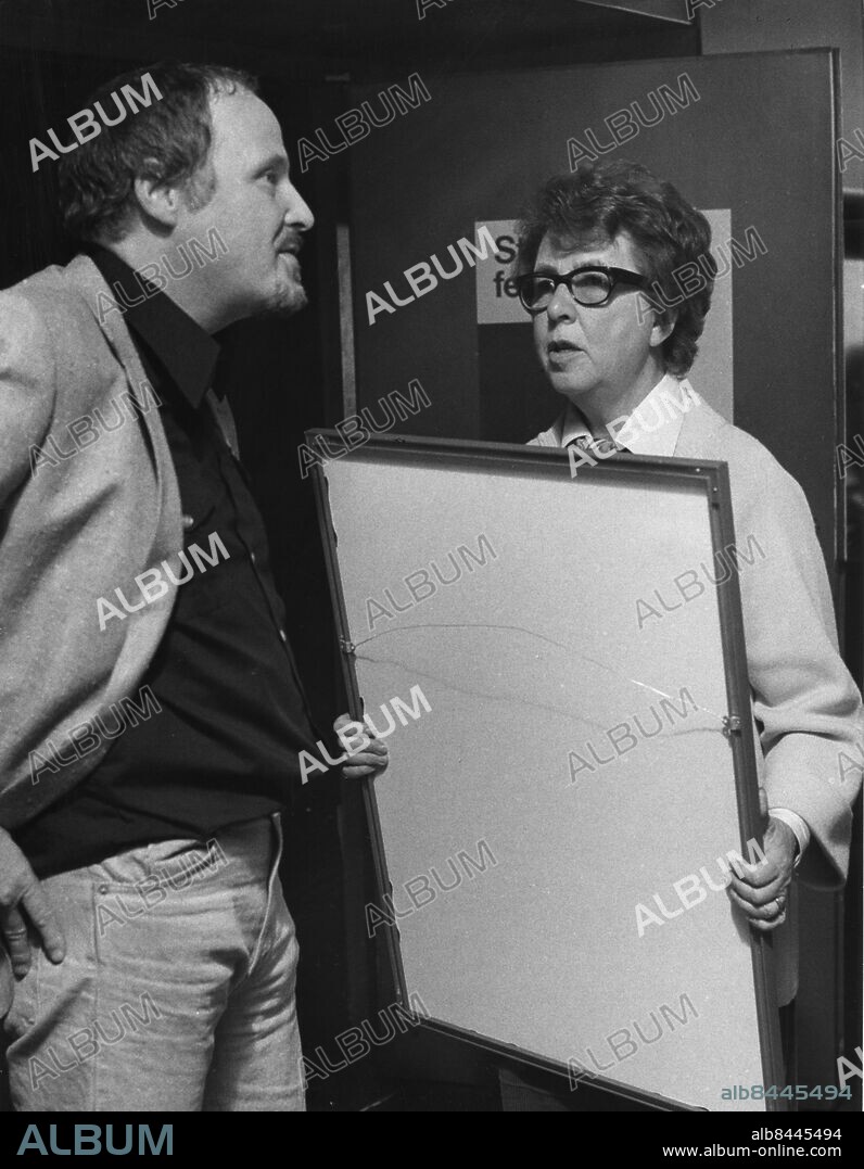 STOCKHOLM 1981-05-22. The director and theater manager Vivica Bandler got the new Augustpriset from Gottfried Grafström.. ******. Regissören och Teaterchefen Vivica Bandler fick det nyinstiftade Augustpriset ur Gottfried Grafströms hand.. Photo: Jan Collsioo / SCANPIX SWEDEN / Code: 1001.