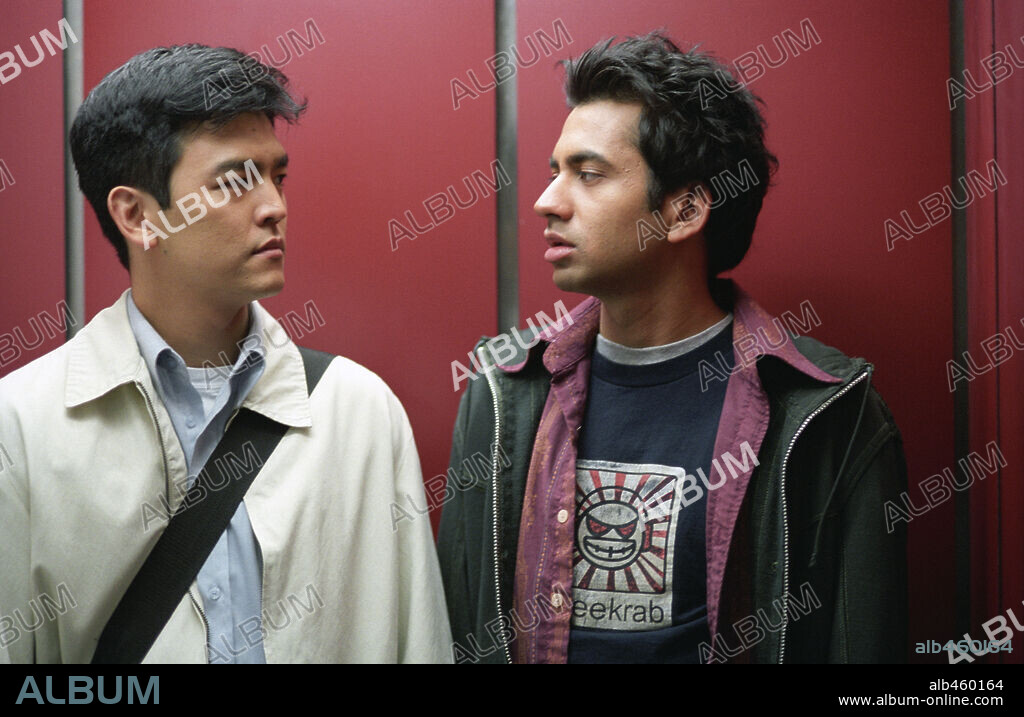 JOHN CHO y KAL PENN en 2 COLGAOS MUY FUMAOS, 2004 (HAROLD AND KUMAR GO TO WHITE CASTLE), dirigida por DANNY LEINER. Copyright NEW LINE CINEMA / GIRAUD, SOPHIE.