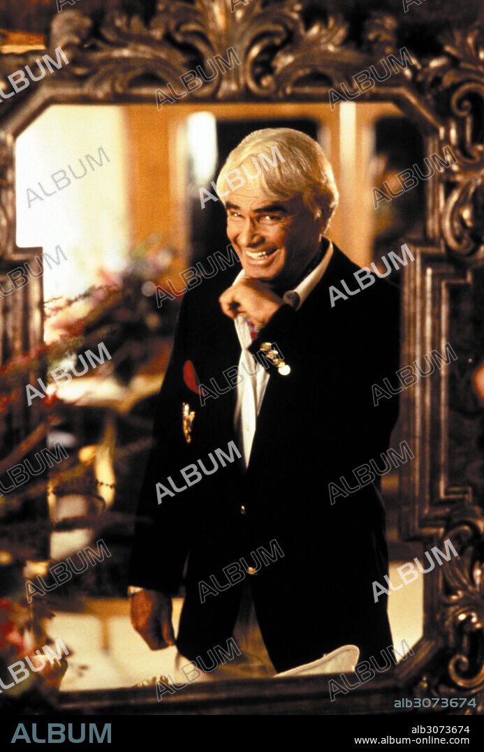 BURT REYNOLDS in STRIPTEASE, 1996, directed by ANDREW BERGMAN. Copyright LOBELL/BERGMAN.