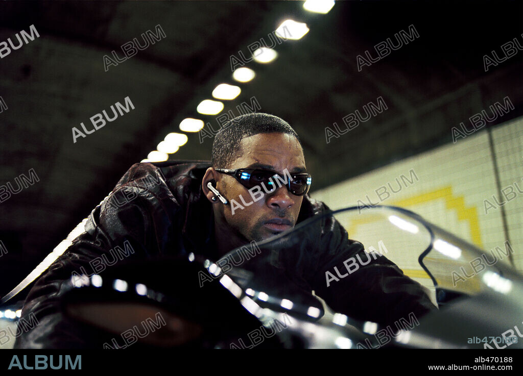 WILL SMITH en YO, ROBOT, 2004 (I, ROBOT), dirigida por ALEX PROYAS. Copyright 20TH CENTURY FOX / GERLITZ, AVA V.