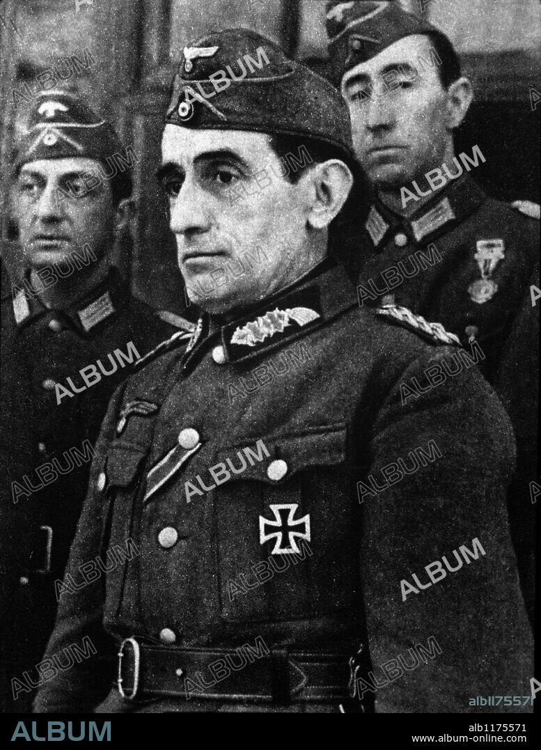 El teniente general Muñoz Grandes, primer comandante de la División Azul, condecorado con la Cruz de Hierro Alemana. Año 1942.