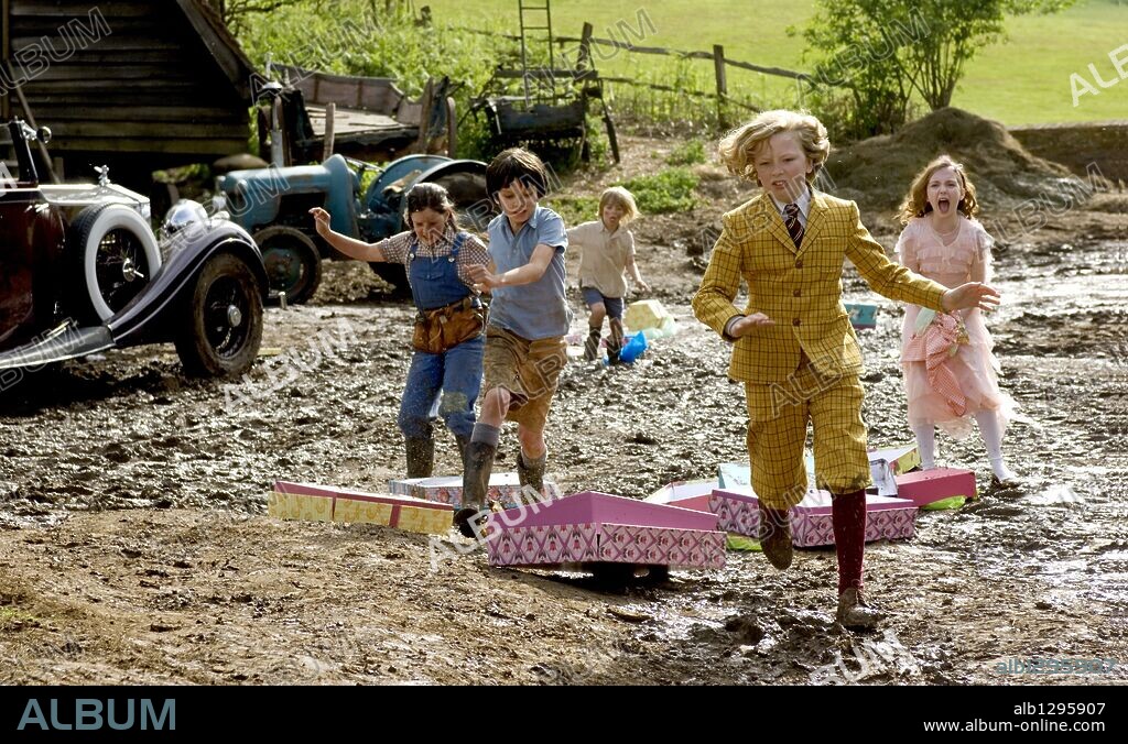 ASA BUTTERFIELD, EROS VLAHOS, LIL WOODS, OSCAR STEER and ROSIE TAYLOR-RITSON in NANNY MCPHEE AND THE BIG BANG, 2010, directed by SUSANNA WHITE. Copyright UNIVERSAL PICTURES.