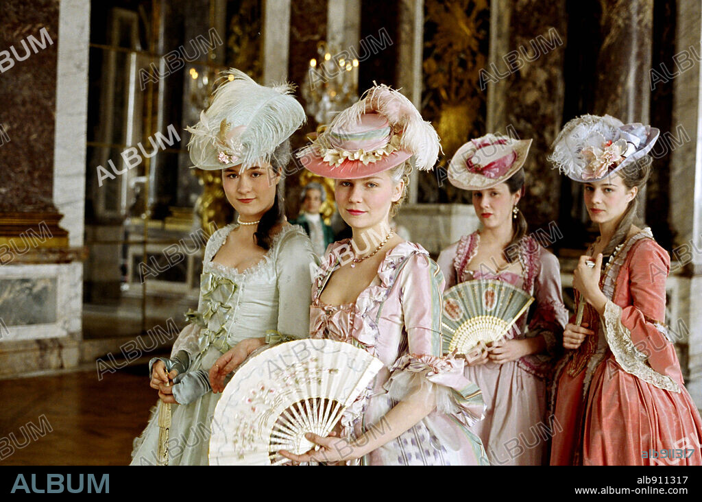 KIRSTEN DUNST und MARY NIGHY in MARIE ANTOINETTE, 2006, unter der Regie von SOFIA COPPOLA. Copyright COLUMBIA PICTURES CORPORATION/AMERICAN ZOETROPE.
