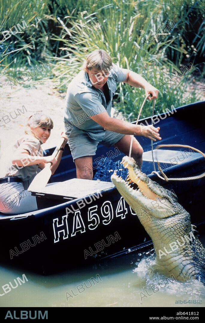STEVE IRWIN and TERRI IRWIN in CROCODILE HUNTER: THE CROCODILE HUNTER: COLLISION COURSE, 2002, directed by JOHN STAINTON. Copyright METRO GOLDWYN MAYER / BARRETT, GREG.