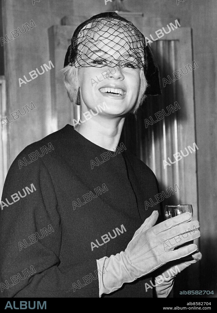 Orig. bildtext... LOOK BACK IN ANGER Richard Burton, Claire Bloom and Mary Ure, wife of John Osborne, attended a reception at the Dorchester Hotel in London to mark the launching of the longawaited screen production of John Osborne's play Look back in anger last night. Mary Ure, who took one of the leading roles in the play on Broadway will take the same part in the film. Photo shows: Mary Ure at the reception last night. Anm. M Ure, 1933-1975, brittisk skådespelerska Flor Leende Handskar Glas Premiärer CD468 persons: MARY URE sites: LONDON;STORBRITANNIEN.