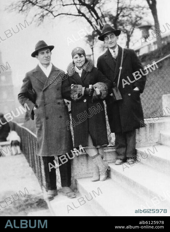 Pisarek, Abraham Fotograf; 24.12.1901 Przedbórz (Polen)-13.4.1983 Berlin.-V.l.n.re.: Abraham Pisarek, Ehefrau Berta und Gerschon Epstein im Jardin du Luxembourg in Paris.-Foto, 1929.