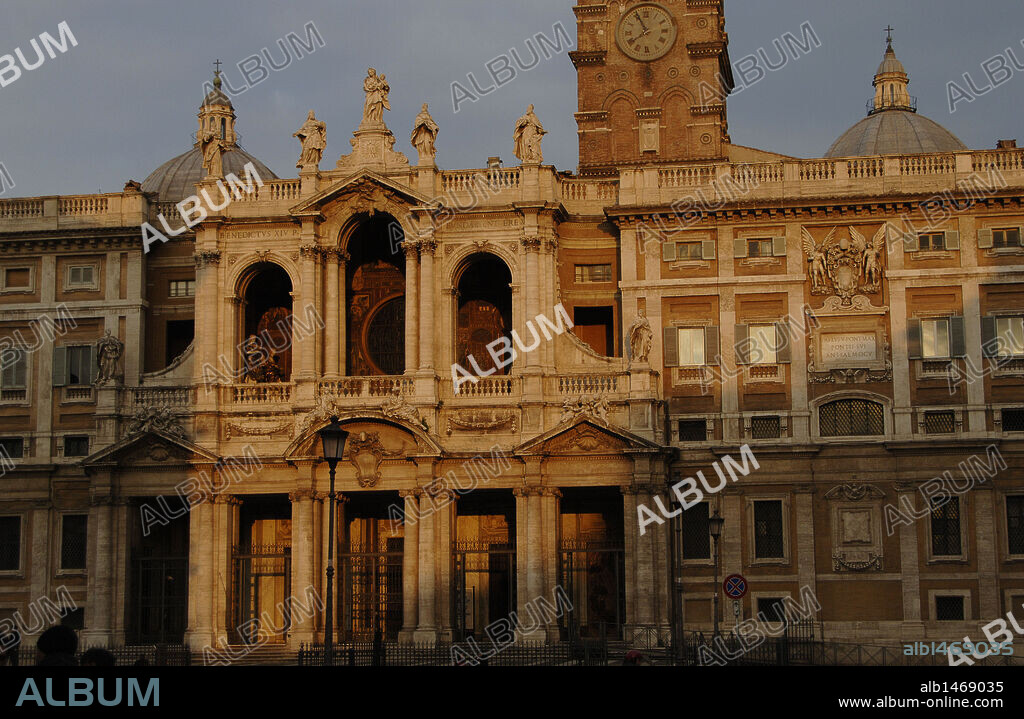ARTE SIGLO XVIII. ITALIA. BASILICA DE SANTA MARIA LA MAYOR (SANTA MARIA MAGGIORE). Iniciada en el siglo V, fue ampliada y reformada hasta el siglo XVIII. Vista de la FACHADA PRINCIPAL (1743), obra de Ferdinando Fuga, al atardecer. ROMA.