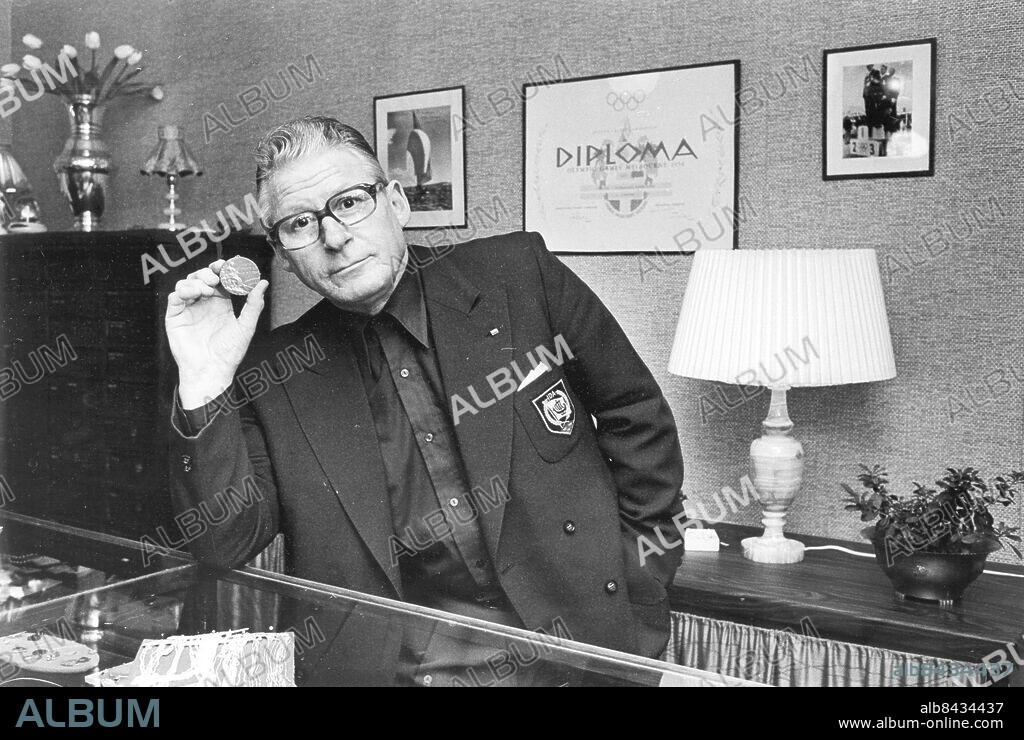 Lysekil 1976-12-18 - Leif Wikström är en guldtyngd herre - Vis OS i Melbourne 1956 vann han drakseglingen - På bilden visar han guldplaketten - *** Local Caption *** GP Foto: Alf Weihed. Kamerareportage.