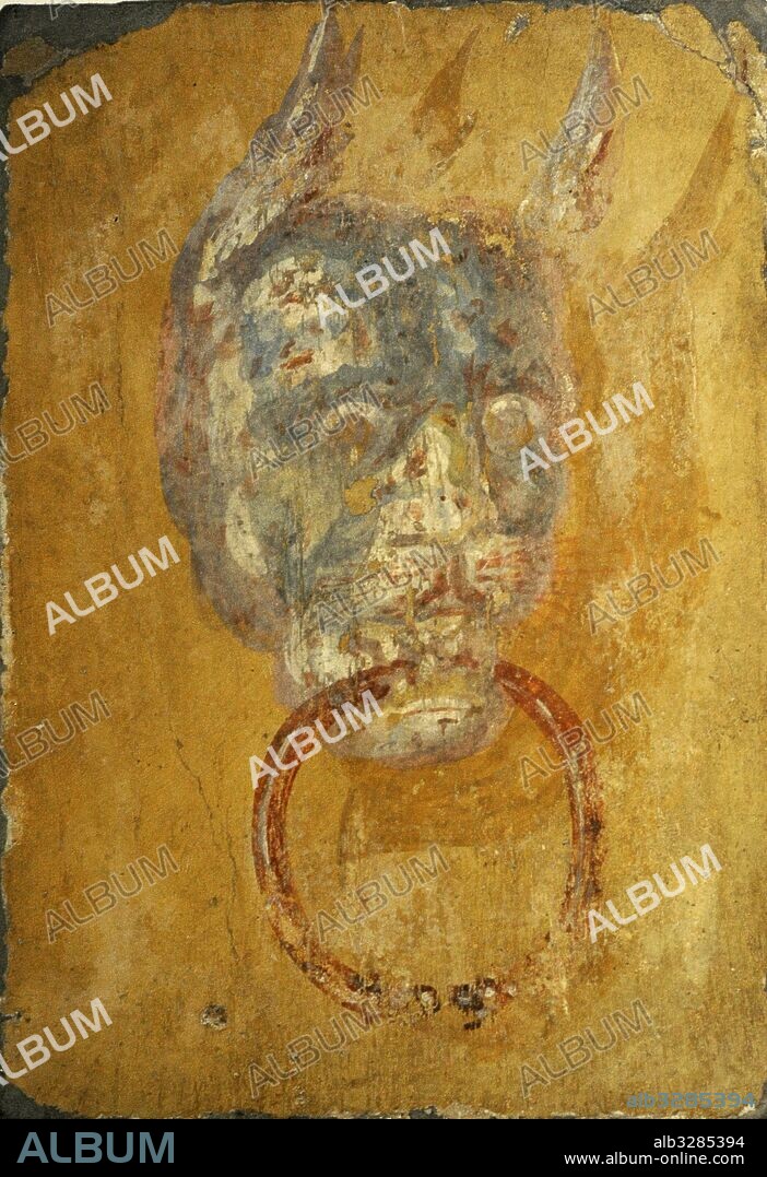Fresco romano con la representación de un batiente de puerta con cabeza monstruosa. Villa de los Papiros. Herculano. Museo Arqueológico Nacional. Nápoles. Italia.