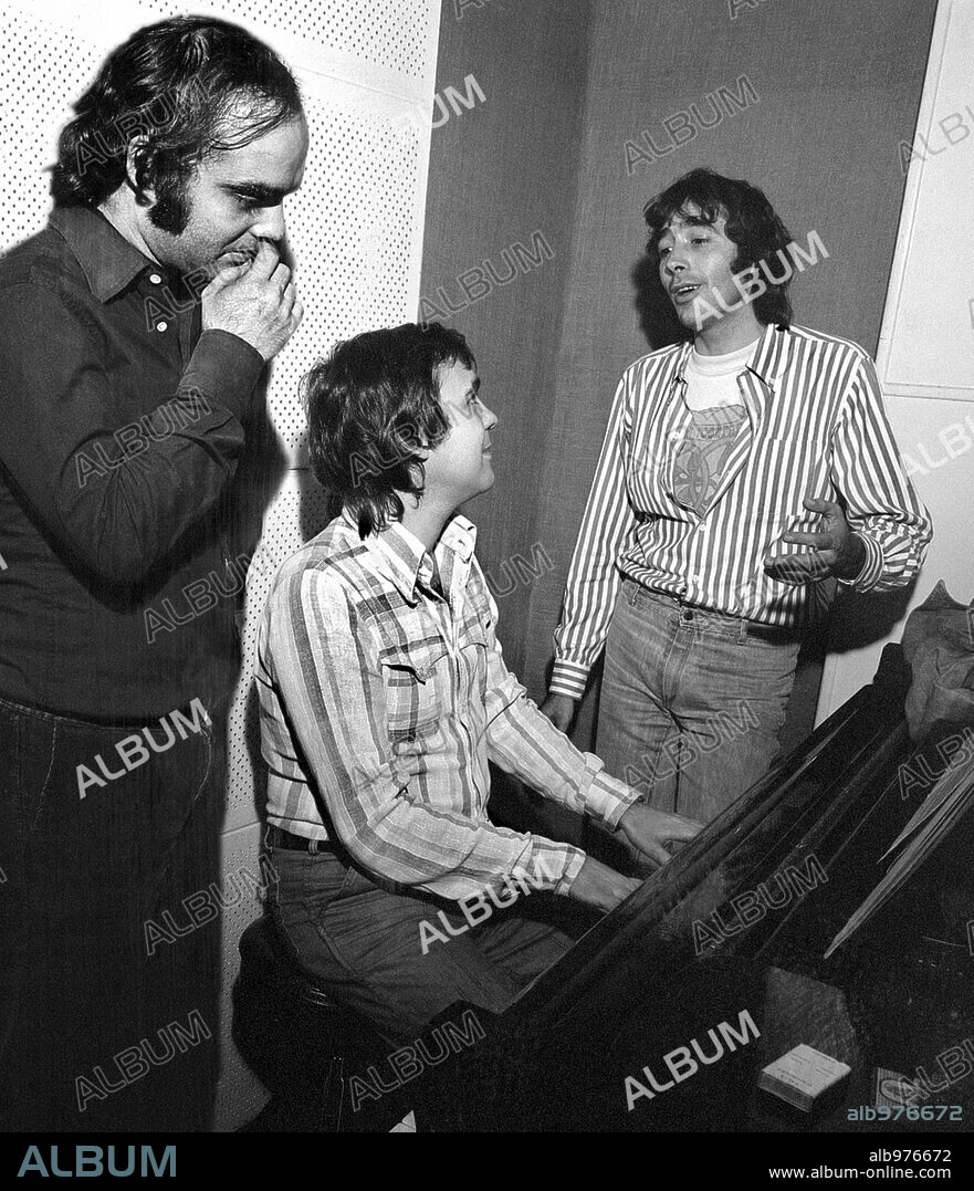 El cantautor catalán Joan Manuel Serrat junto a los compositores catalanes Ricard Miralles y Josep María Bargadí en los estudios Emi. Noviembre de 1977.