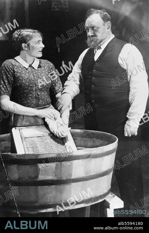 Hauptmann, Gerhart Schriftsteller und Dramatiker, 1862-1946. Werke: Fuhrmann Henschel (1898). Margarete Melzer und Emil Jannings in einer Aufführung, Berlin um 1930. Foto.