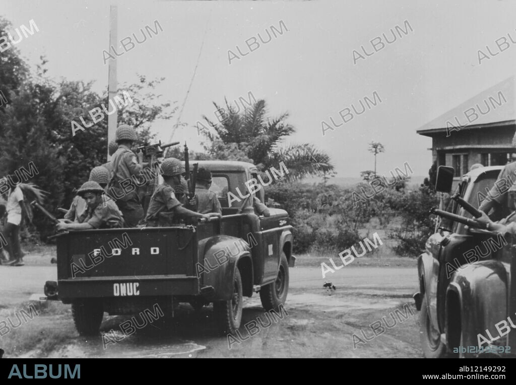HEAVY GUARD ON AIRPORT ROAD IN ELISABETHVILLE, KATANGA. 7 DECEMBER 1961.