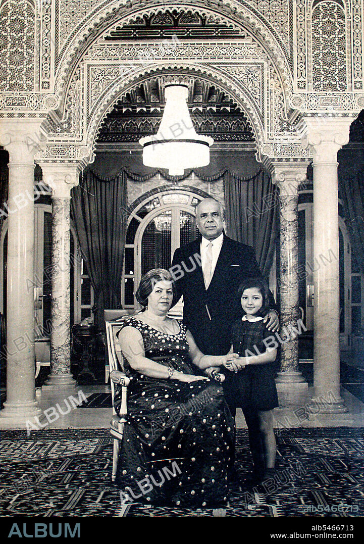 Photo de Habib Bourguiba, son épouse Wassila et leur fille adoptive Hajer au le palais de Carthage. Photo exposée au 2e étage du musée de Bourguiba à Monastir dans la suite de Hajer Bourguiba. /  Photo of Habib Bourguiba, his wife Wassila and their adopted daughter Hajer at the Carthage Palace.ca. 1966.