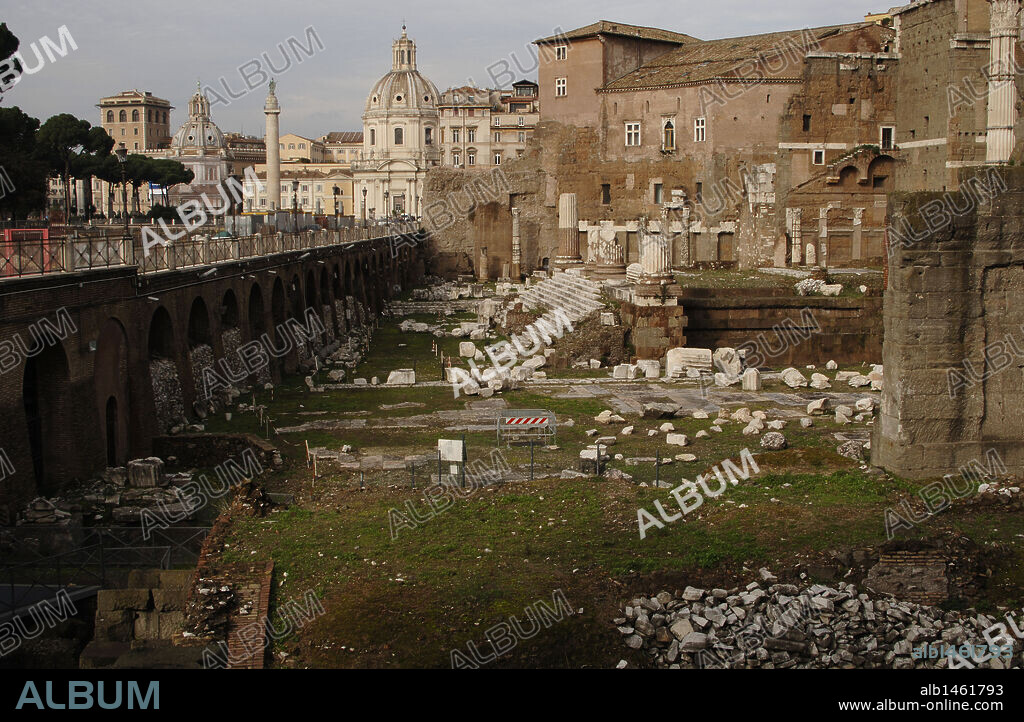 ARTE ROMANO. ITALIA. FOROS IMPERIALES. FORO DE AUGUSTO. Vista de las ruinas del TEMPLO DE MARTE VENGADOR. ROMA.