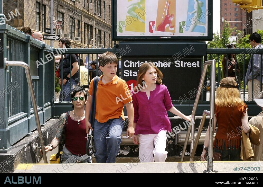 CHARLIE RAY and JOSH HUTCHERSON in LITTLE MANHATTAN, 2005, directed by MARK LEVIN. Copyright 20TH CENTURY FOX / BAILEY, K.C.