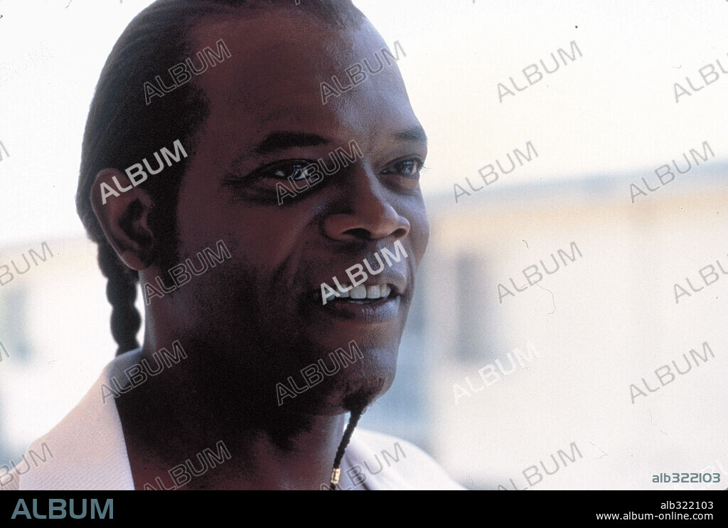 SAMUEL L. JACKSON in JACKIE BROWN, 1997, directed by QUENTIN TARANTINO. Copyright MIRAMAX.