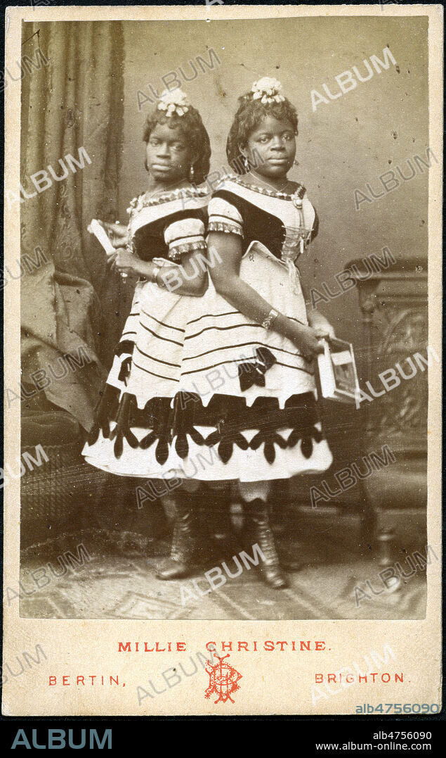Millie et Christine McCOY (1851-1912), femmes noires siamoises. Photographie format carte de visite prise en 1878, par BERTIN. Credit : Collection IM/KHARBINE-TAPABOR.