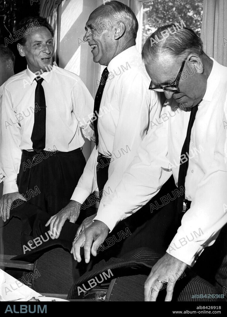 Malmö 1962-07-28. Dags för obligatorisk kavajavtagning vid lunchen. Fr.v. landshövding Gösta Netzén, mässpresidiets ordförande tekn, dr Ernst Wehtje och stadsfullmäktiges ordförande S. A. Johansson. Foto C.A. Raasum / Sydsvenskan / SCANPIX. **OUT Kvällsposten, Skånska Dagbladet, Metro Skåne**. ***BETALBILD***.