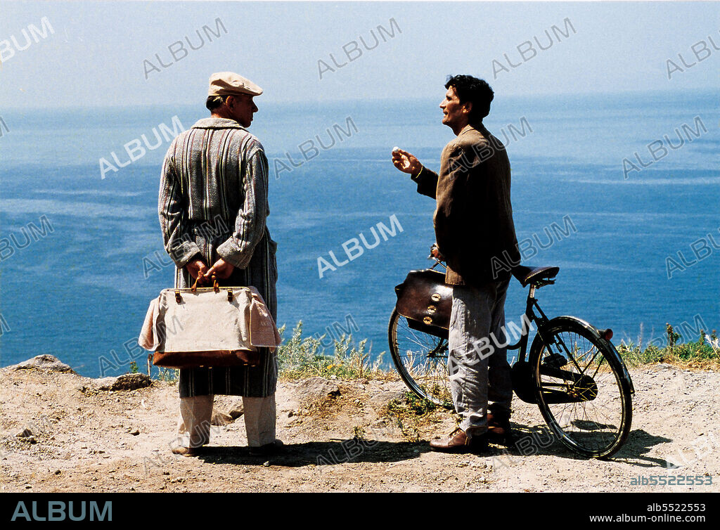 MASSIMO TROISI und PHILIPPE NOIRET in DER POSTMANN, 1994 (IL POSTINO), unter der Regie von MICHAEL RADFORD. Copyright BUENA VISTA.